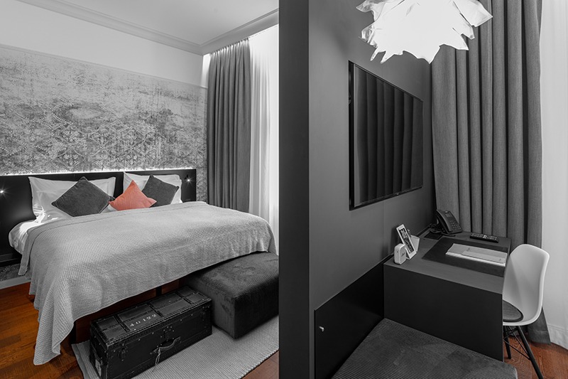 Manes_Junior Suite_Bed & Desk