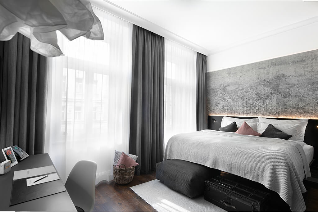 the manes hotel 1. S3-14
